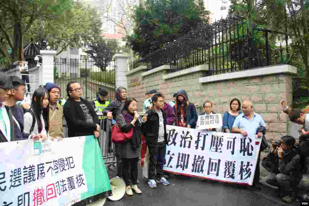 泛民政黨遊行至禮賓府抗議司法覆核民選議員(海彥拍攝)