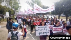 ကချင်စစ်ရပ်စဲရေးဆန္ဒပြနေစဉ် (Hkun Awng Nlam)