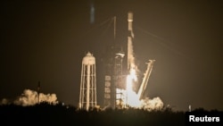 Roket SpaceX Falcon 9 diluncurkan dari Kennedy Space Center, Florida, pada 15 Januari 2025, membawa pendarat bulan Blue Ghost milik Firefly Aerospace dan pendarat Resilience milik ispace Jepang. (Foto: Steve Nesius/Reuters)