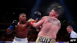 Anthony Joshua, à gauche, boxe contre Andy Ruiz au Madison Square Garden de New York, USA, le 1er juin 2019 
