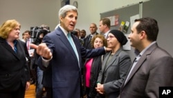 El secretario de Estado, John Kerry, se reúne con refugiados sirios en Villa Borsing, Berlín.