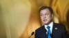 El presidente de Corea del Sur, Moon Jae-in durante un encuentro en el Capitolio de EE. UU. con la presidenta de la Cámara de Representantes, Nancy Pelosi, el 20 de mayo de 2021.