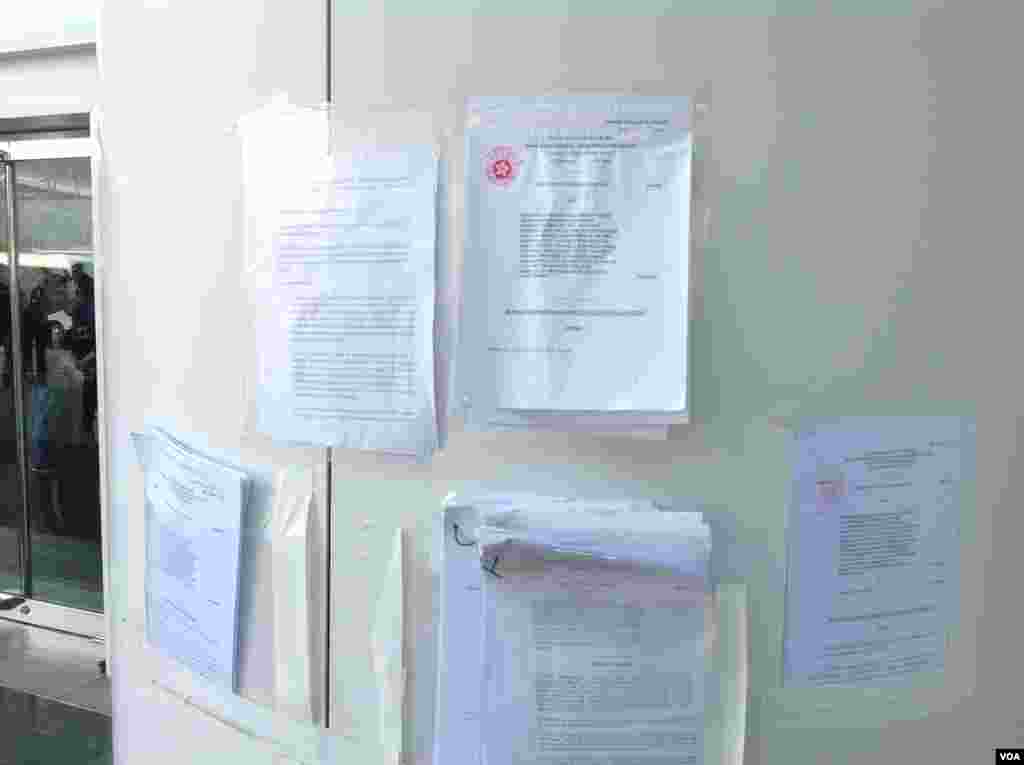 高等法院執達主任在金鐘中信大廈展開清理障礙物行動(美國之音海彥拍攝)
