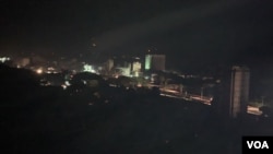 Une rue de Caracas plongée dans l'obscurité pendant la gigantesque panne d'électricité, le 7 mars 2019 ( AFP / YURI CORTEZ )
