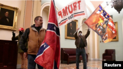 Para pendukung Presiden Donald Trump saat menerobos masuk Gedung Capitol, 6 Januari 2021.