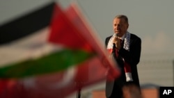Presiden Turki Recep Tayyip Erdogan berbicara kepada para peserta aksi solidaritas terhadap Palestina di kota Istanbul. 