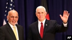 دیدار مایک پنس معاون رئیس جمهوری آمریکا با اشرف غنی رئیس جمهوری افغانستان در حاشیه کنفرانس امنیتی مونیخ، آلمان - فوریه ۲۰۱۷ 