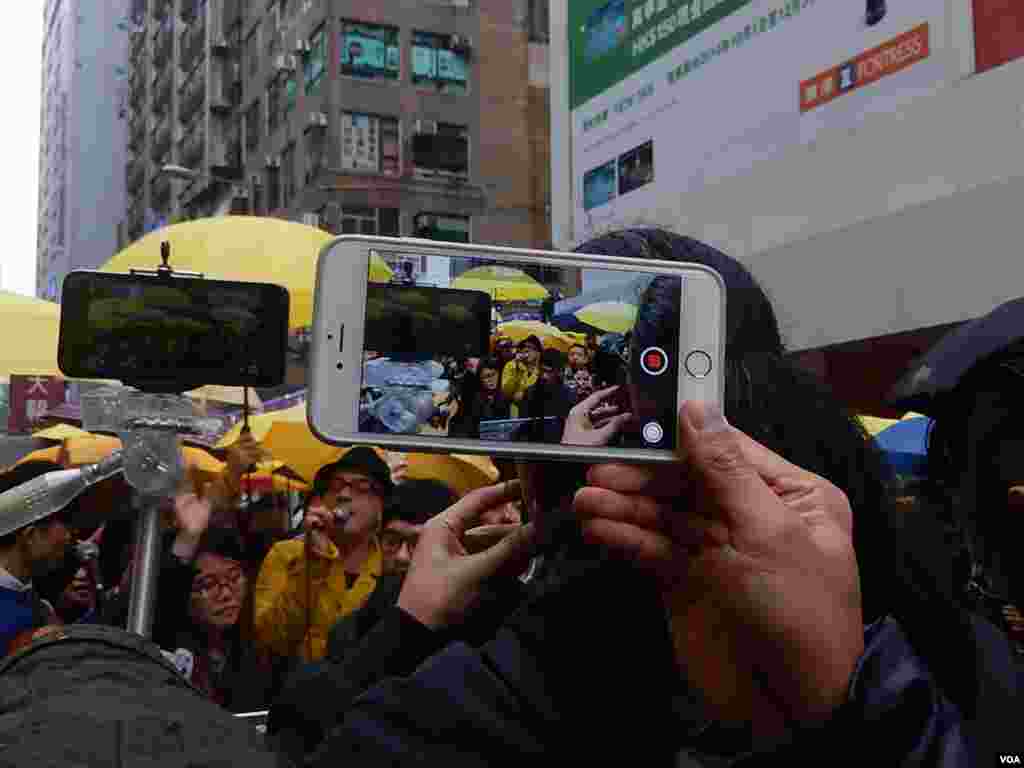 香港流行歌手黃耀明及何韻詩等文化監暴成員及音樂人,聖誕日在旺角街頭演唱,吸引大批途人圍觀