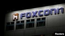 Logo Foxconn terlihat di sebuah gedung di Taipei, Taiwan. 