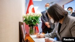 Seroka Taywanê Tsai Ing-wen peyama sersaxîyê li ofîsa nûnertîya Tirkîyê li taipei dinivîse.