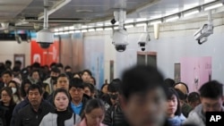 北京兩座地鐵站之間的通道中安裝的監控鏡頭。（2019年2月26日）