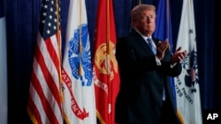 Presiden AS, Donald Trump, bertepuk tangan setelah menyampaikan pidatonya dalam sebuah makan malam bertema “Salute to Service” (penghormatan kepada militer dan veteran AS), 3 Juli 2018 di White Sulphur Springs, West Virginia (foto: AP Photo/Evan Vucci)