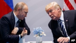 លោក​ប្រធានាធិបតី Donald Trump ជួប​ជាមួយ​នឹង​លោក​ប្រធានាធិបតី Vladimir Putin ក្នុង​កិច្ចប្រជុំ G-20 កាលពី​ថ្ងៃទី៧ ខែកក្កដា ឆ្នាំ២០១៧ ក្នុង​ក្រុង Hamburg។