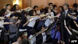 Utusan khusus Departemen Luar Negeri AS untuk kebijakan Korea Utara, Sing Kim (kanan) memberi keterangan kepada pers di Seoul, Korea Selatan (27/5).