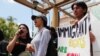 Las personas se manifiestan en contra de la terminación del programa de Acción Diferida para los Llegados en la Infancia (DACA, por sus siglas en inglés) fuera del Tribunal de Apelaciones del 9.º Circuito en Pasadena, California, EE. UU. Foto de archivo.