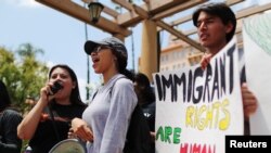 Las personas se manifiestan en contra de la terminación del programa de Acción Diferida para los Llegados en la Infancia (DACA, por sus siglas en inglés) fuera del Tribunal de Apelaciones del 9.º Circuito en Pasadena, California, EE. UU. Foto de archivo.