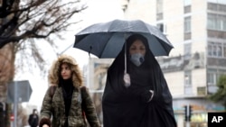 Irán ha sido golpeado por más de 8,000 casos de coronavirus. El virus ya habría llegado a las prisiones, por lo que EE:UU. exige a Teherán que libere a los estadounidenses injustamente encarcelados.