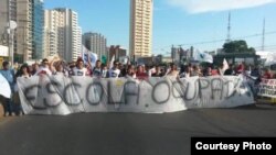 Students marching in the Brazilian state of Mato Grosso demand that a parliamentary commission investigate alleged misappropriation and embezzlement of funds that had been earmarked for various education programs. (Photo – courtesy of Juarez França)