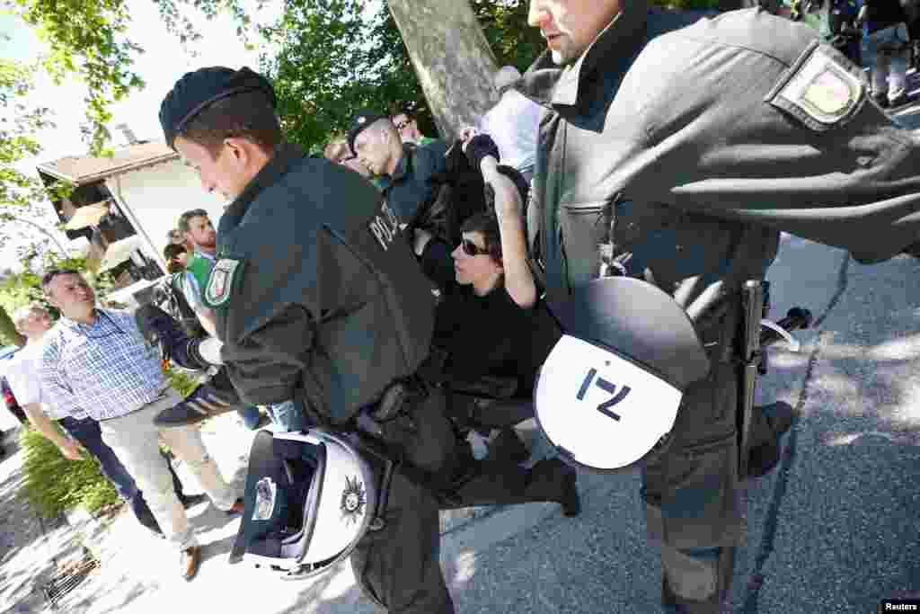 德国防暴警察在德国南部加尔米施-帕腾基兴县抬走一名反对七国集团的静坐抗议者。(2015年6月7日)