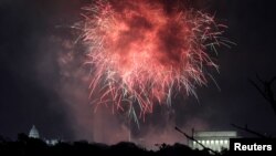 Por lo general, las celebraciones del Día de la Independencia de Estados Unidos reúnen a decenas de miles de personas en el National Mall para un acto redondeado con fuegos artificiales.