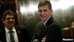 El general retirado del Ejército, Michael Flynn (der.) llega a la Torre Trump en Nueva York para una reunión con el presidente electo Donald Trump. Foto de archivo, Nov. 30, 2016.