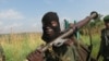 Un militaire des Forces armées de la RDC au visage masqué lors d’une opération contre les miliciens Mai Mai dans le Parc de Virunga, Nord-Kivu, juin 2017 (VOA/Charly kasereka)