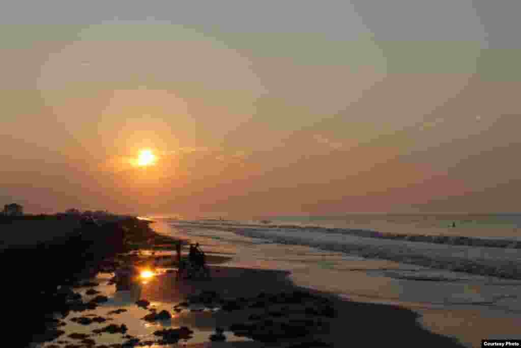 Beberapa orang sedang memancing saat matahari terbit di pantai Crytal di kota Galveston, Texas, AS.