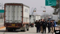 South Korean vehicles turn back after being refused for entry to North Korea's city of Kaesong, at the customs, immigration and quarantine office in Paju, South Korea, near the border village of Panmunjom, April 3, 2013. 