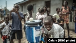 Sensibilisation au lavage des mains à Clara Town, un quartier du nord de Monrovia au Libéria (OXFAM)