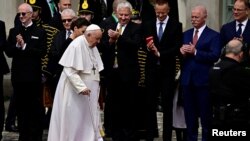 El papa Francisco llega a una ceremonia de bienvenida durante su visita apostólica a Hungría en el Palacio Sandor de Budapest, el 28 de abril de 2023.