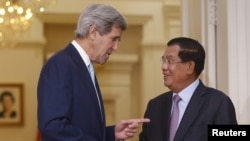 U.S. Secretary of State John Kerry is welcomed by Cambodia's Prime Minister Hun Sen in Phnom Penh, Cambodia, Jan. 26, 2016. 