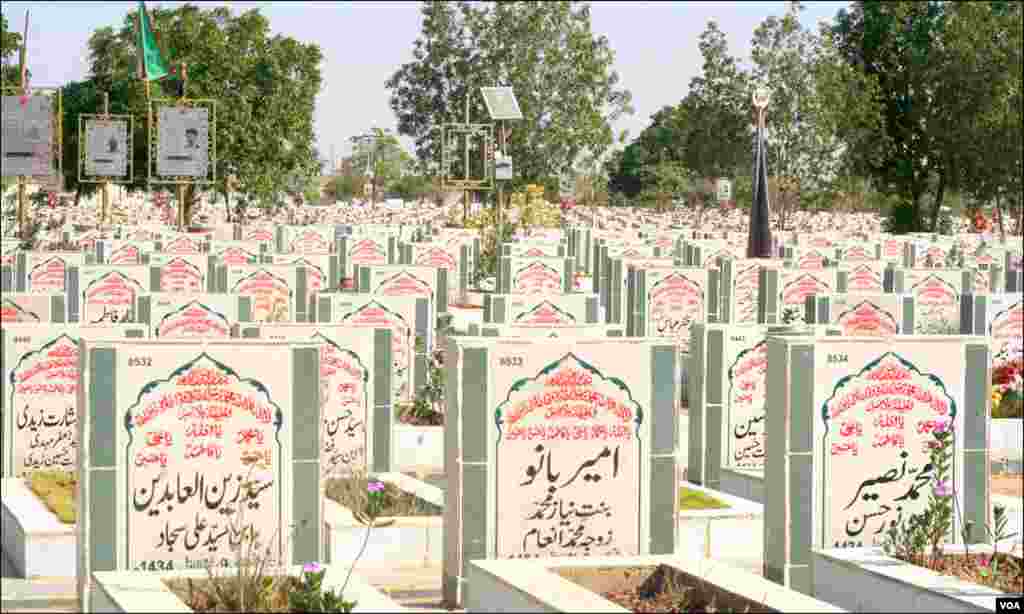  بلاک کی ہر قبر کا کتبہ ایک سائزکا ہے۔ ایک ہی کلر کے ٹائلز ان پر نصب ہیں۔
