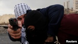 Personal israelí encubierto, detiene a un manifestante palestino durante enfrentamientos en una protesta contra la decisión del presidente estadounidense Donald Trump de reconocer a Jerusalén como la capital de Israel, cerca de Cisjordania.