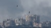 Burung beterbangan, saat asap membubung di atas Gaza, di tengah konflik yang terus berlangsung antara Israel dan kelompok Hamas, terlihat dari Israel selatan, 8 Desember 2023. (REUTERS/Amir Cohen)