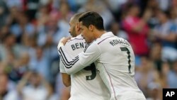 Cristiano Ronaldo celebra con Karim Benzema su gol en el partido frente al Barcelona.