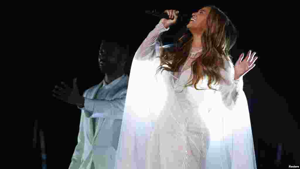 Beyoncé cantando "Take My Hand".