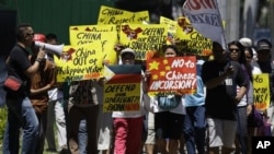 Foto tertanggal 19/4/2012 ini memperlihatkan warga Filipina bergerak menuju kedutaan China di Makati, selatan Manila untuk berunjuk rasa menuntut ditariknya kapal China dari Laut China Selatan (foto:dok). 