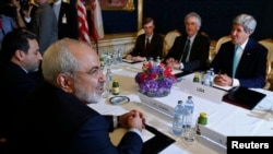 Iran's Foreign Minister Mohammad Javad Zarif (L) meets with U.S. Secretary of State John Kerry (R) at talks between the foreign ministers of the six powers negotiating with Tehran on its nuclear program in Vienna, July 13, 2014.