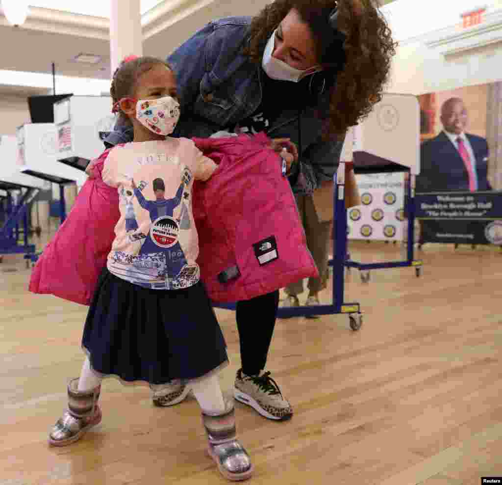 Zora King muestra su calcomanía de 'futuro votante' en Borough Hall el día de las elecciones en Brooklyn, Nueva York, Nueva York, 3 de noviembre de 2020.