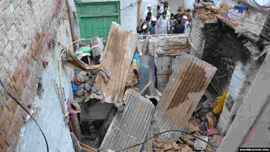 شدید زلزلے کی وجہ سے مختلف علاقوں میں کچے مکانات منہدوم ہو گئے ہیں۔