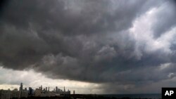 Nubarrones amenazadores se ciernen sobre la ciudad de Chicago, EEUU, el 12 de julio de 2023.