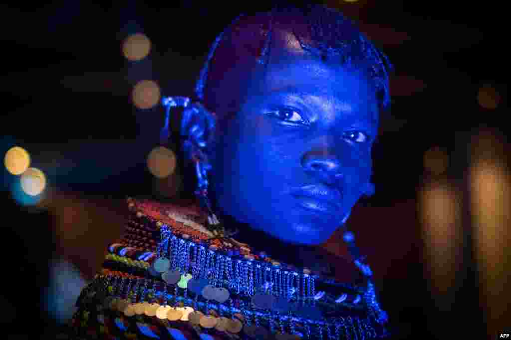 អ្នករបាំនៃកុលសម្ព័ន្ធ Turkana សម្តែងនៅក្នុងភ្លើងពណ៌ខៀវក្នុងពិធីបុណ្យវប្បធម៌ Marsabit-Lake Turkana លើកទី១១ក្នុងទីក្រុង Nairobi ប្រទេសកេនយ៉ា។