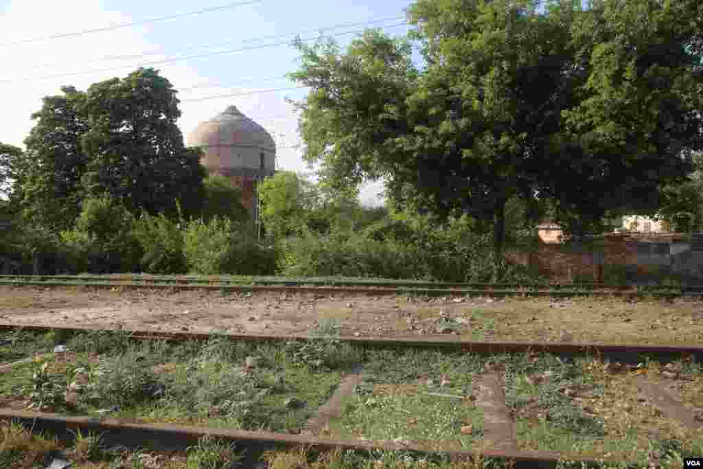  مقبرہ سڑک کی زمینی سطح سے اُونچائی پر تعمیر کیا گیا ہے۔ زمانے کی سختیاں برداشت کرنے والے خان جنگ بہادر کوکلتاش کی قبر کو دوبارہ بنایا گیا ہے۔