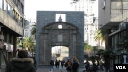 La peatonal Sarandí está en el casco antiguo de Montevideo y comienza en la Puerta de la Ciudadela.