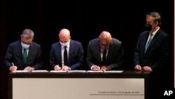 El opositor venezolano Gerardo Blyde, el diplomático noruego Dan Nylander, el presidente de la Asamblea Nacional venezolano, Jorge Rodríguez, y el canciller de México, Marcelo Ebrard, en la Ciudad de México, el 13 de agosto de 2021.