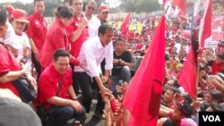Calon Presiden PDIP Jokowi dalam kampanye legislatif pertama. (VOA/Andylala Waluyo)
