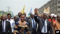 Joseph Kabila, (segundo a contar da direita) fotografado com a mulher e apoiantes, no dia em que formalizou a sua re-candidatura à presidência da República Democrática do Congo.