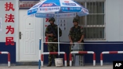 中國武警在新疆阿克蘇市站崗值勤。 （資料照片）
