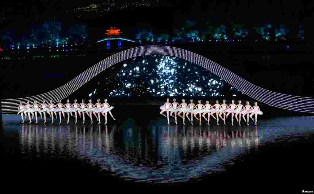 G20杭州峰会的专场文艺演出，大型水上情景表演交响音乐会《最忆是杭州》中的芭蕾舞《天鹅湖》片段（2016年09月3日） 。在这种国际场合，中国官方不再拿出芭蕾舞《红色娘子军》之类的红色经典了。