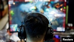 一名男子在北京的一家網吧玩電遊。（2021年8月31日）